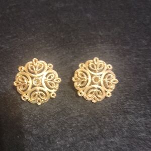 Vintage Trifari Gold Tone Scroll Medallion Clip On Earings